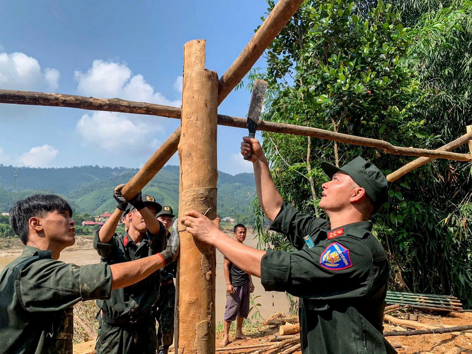 Chung sức dựng nhà cho người dân tại Bản Cuông 2, xã Xuân Hòa, huyện Bảo Yên, tỉnh Lào Cai. (Ảnh: TTXVN)
