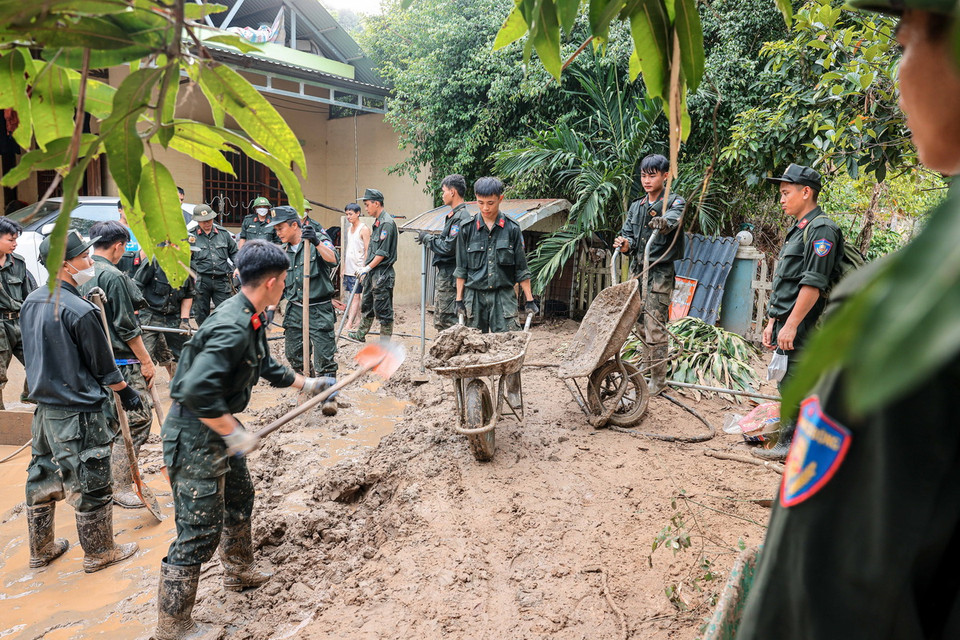Bộ Tư lệnh cảnh sát cơ động đã huy động 300 cán bộ, chiến sỹ giúp nhân dân các huyện Bảo Hà, Bảo Yên, tỉnh Lào Cai từ 11/9 đến nay. (Ảnh: Hoàng Hiếu/TTXVN)
