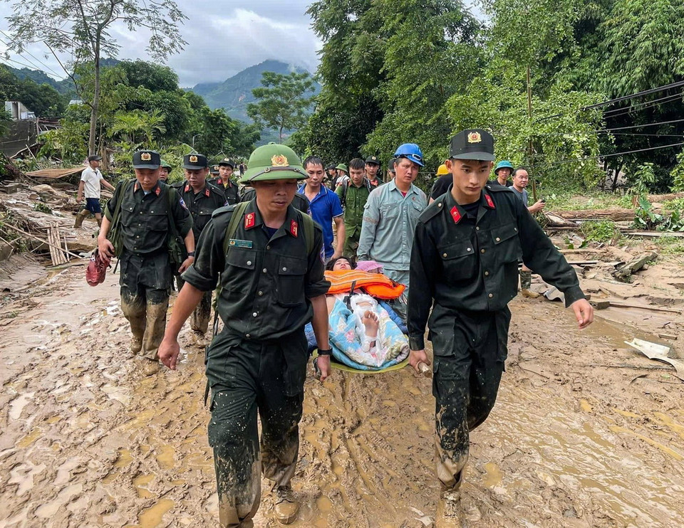 Lực lượng công an cứu hộ, cứu nạn người dân xã Tân Dương, huyện Bảo Yên, tỉnh Lào Cai. (Ảnh: TTXVN)