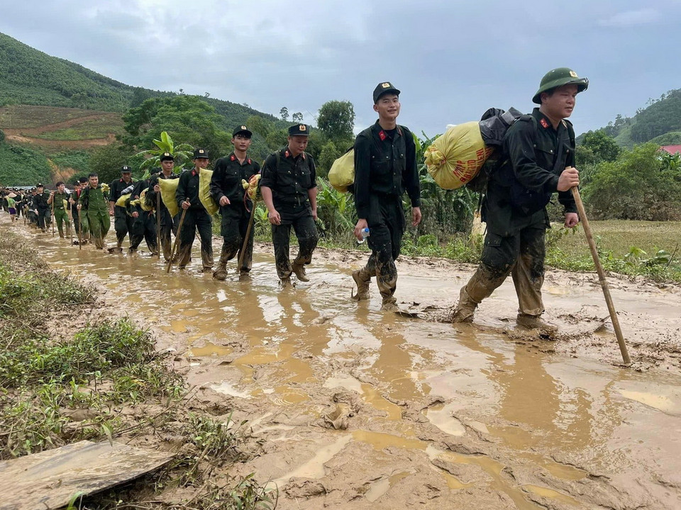 Tại những nơi khó khăn nhất bị ảnh hưởng bởi lũ lụt của tỉnh Lào Cai, những cán bộ, chiến sỹ công an luôn có mặt để cứu hộ, cứu nạn, giúp đỡ nhân dân. (Ảnh: Hoàng Hiếu/TTXVN)