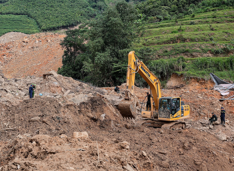 Lực lượng công an luôn có mặt tại tuyến đầu, phối hợp với các lực lượng khác hỗ trợ nhân dân khắc phục hậu quả thiên tai, bão lũ (ảnh chụp tại thôn Làng Nủ, xã Phúc Khánh, huyện Bảo Yên, tỉnh Lào Cai). (Ảnh: Hoàng Hiếu/ TTXVN)