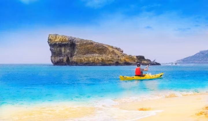 Malta: Khí hậu nóng quanh năm và làn nước trong xanh là đủ để thu hút du khách tới đây nghỉ dưỡng. (Nguồn: The Telegraph)