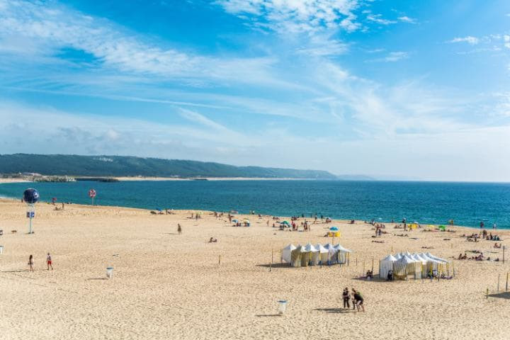 Nazaré ở Bồ Đào Nha: Đây là một trong những vùng ven biển hoang sơ nhất châu Âu. Những con sóng dữ ở đây là điểm thu hút các du khách ưa mạo hiểm. (Nguồn: The Telegraph)