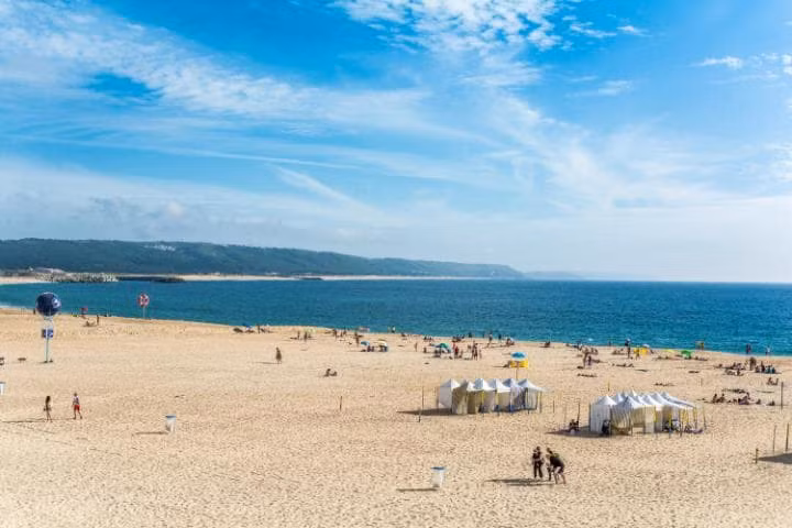 Nazaré ở Bồ Đào Nha: Đây là một trong những vùng ven biển hoang sơ nhất châu Âu. Những con sóng dữ ở đây là điểm thu hút các du khách ưa mạo hiểm. (Nguồn: The Telegraph)