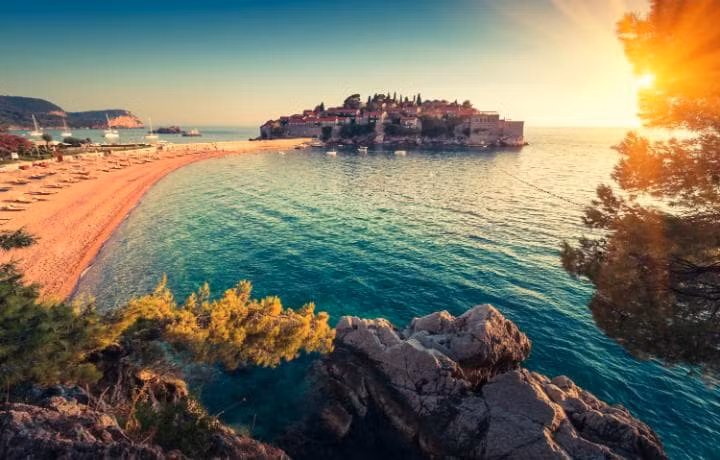 Budva ở Montenegro gây ấn tượng với đường bờ biển dài và những vách đá vôi. (Nguồn: The Telegraph)