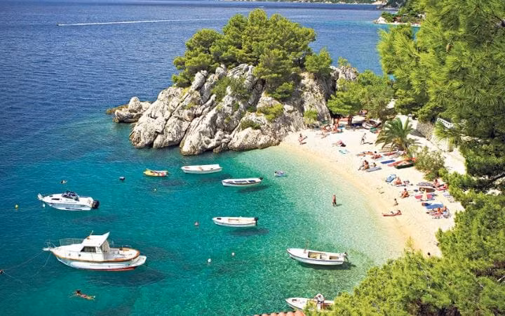 Makarska, Croatia: Xung quanh bãi biển là những vách đá cao vút của núi Biokovo. (Nguồn: The Telegraph)