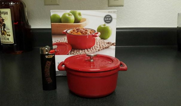 Chỉ cần một chiếc bật lửa là đủ đun sôi cả chiếc nồi này. (Nguồn: boredpanda.com)