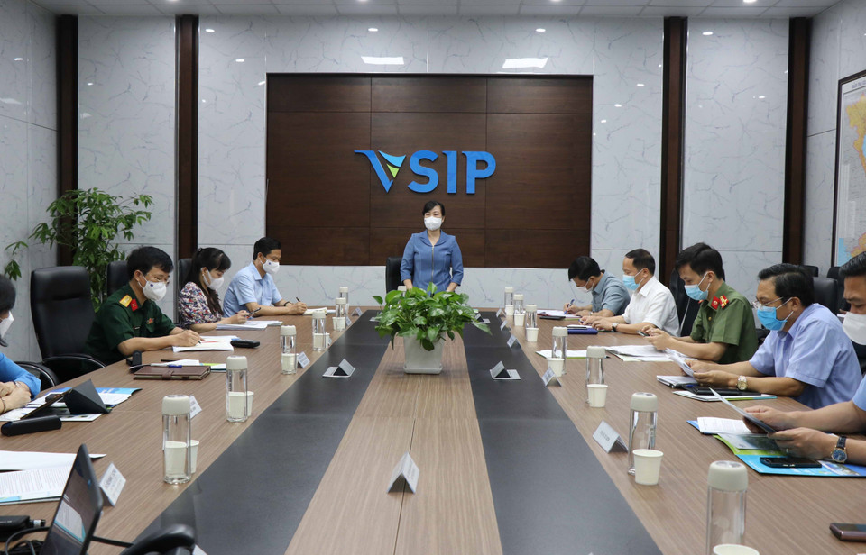 Bí thư Tỉnh ủy Bắc Ninh Đào Hồng Lan làm việc với Công ty TNHH Vsip Bắc Ninh về công tác phòng, chống dịch COVID-19. (Nguồn: TTXVN)