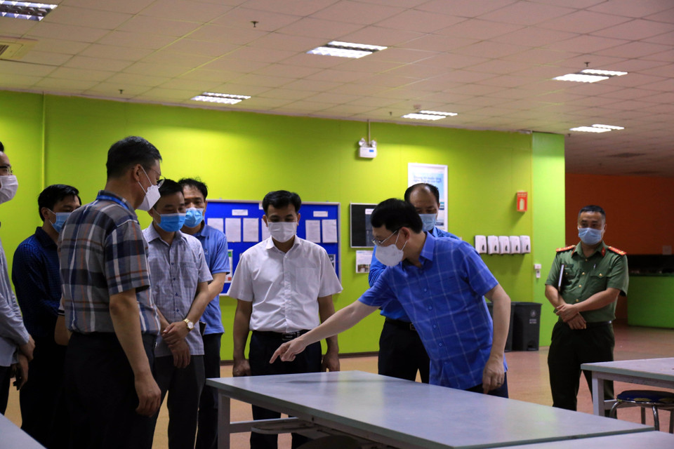 Chủ tịch UBND tỉnh Bắc Giang Lê Ánh Dương kiểm tra công tác phòng chống dịch COVID-19 tại Công ty TNHH SHIGYOUNG, Khu công nghiệp Vân Trung, huyện Việt Yên. (Nguồn: TTXVN)