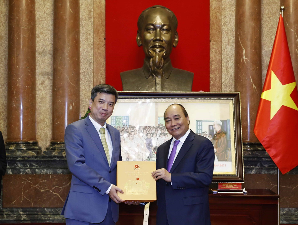 Chủ tịch nước Nguyễn Xuân Phúc tặng quà lưu niệm cho đại biểu. (Ảnh: Thống Nhất/TTXVN)