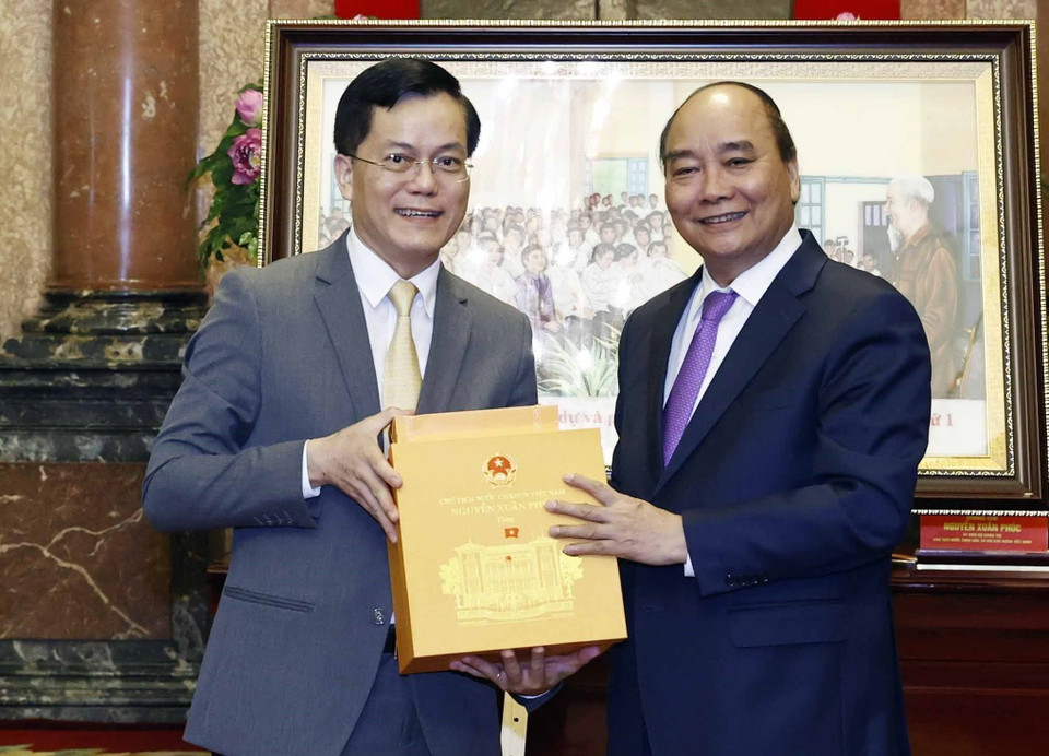 Chủ tịch nước Nguyễn Xuân Phúc tặng quà lưu niệm cho Thứ trưởng Bộ Ngoại giao Hà Kim Ngọc. (Ảnh: Thống Nhất/TTXVN)