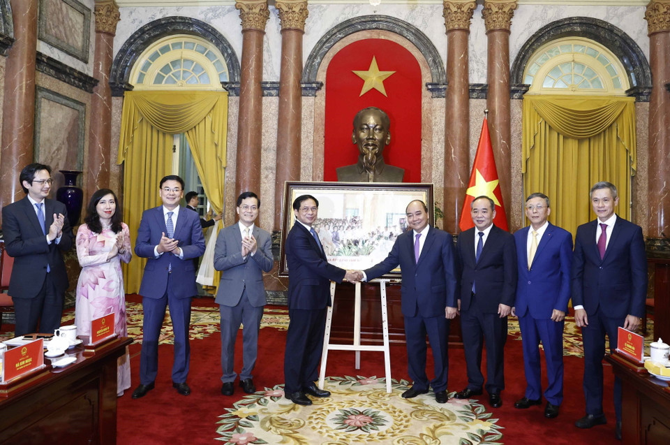 Chủ tịch nước Nguyễn Xuân Phúc tặng bức ảnh lưu niệm cho Bộ Ngoại giao. (Ảnh: Thống Nhất/TTXVN)