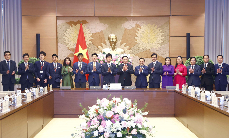 Chủ tịch Quốc hội Vương Đình Huệ chụp ảnh lưu niệm với đại biểu. (Ảnh: Doãn Tấn/TTXVN)