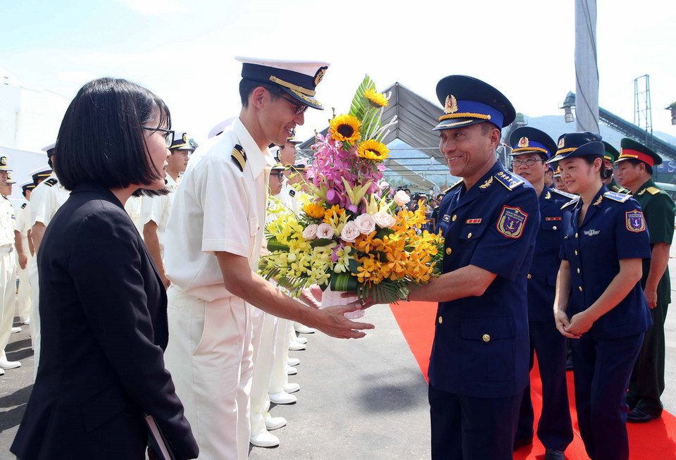 Lễ đón sỹ quan, thủy thủ tàu Huấn luyện Kojima của Lực lượng bảo vệ bờ biển Nhật Bản tại cảng Tiên Sa (Đà Nẵng). (Ảnh: Trần Lê Lâm/TTXVN)