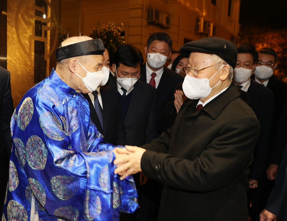 Tổng Bí thư Nguyễn Phú Trọng thăm hỏi, chúc Tết các cụ cao tuổi. (Ảnh: Trí Dũng/TTXVN)