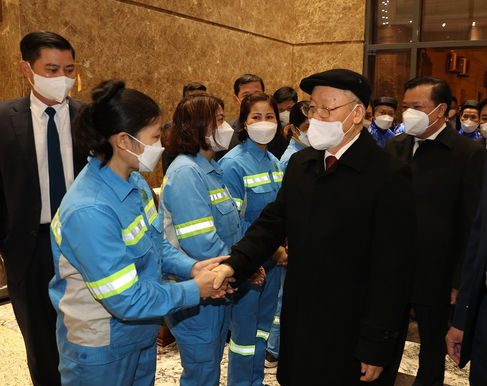 Tổng Bí thư Nguyễn Phú Trọng thăm hỏi, chúc Tết công nhân môi trường. (Ảnh: Trí Dũng/TTXVN)