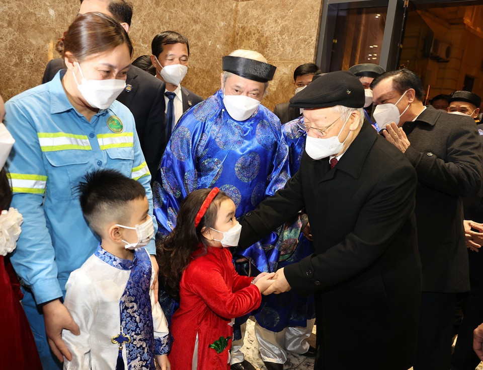 Tổng Bí thư Nguyễn Phú Trọng thăm hỏi các cháu thiếu nhi. (Ảnh: Trí Dũng/TTXVN)