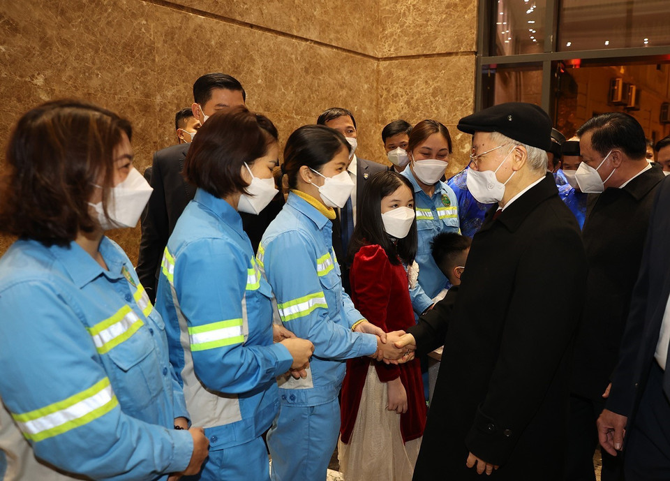 Tổng Bí thư Nguyễn Phú Trọng thăm hỏi, chúc Tết công nhân môi trường. (Ảnh: Trí Dũng/TTXVN)