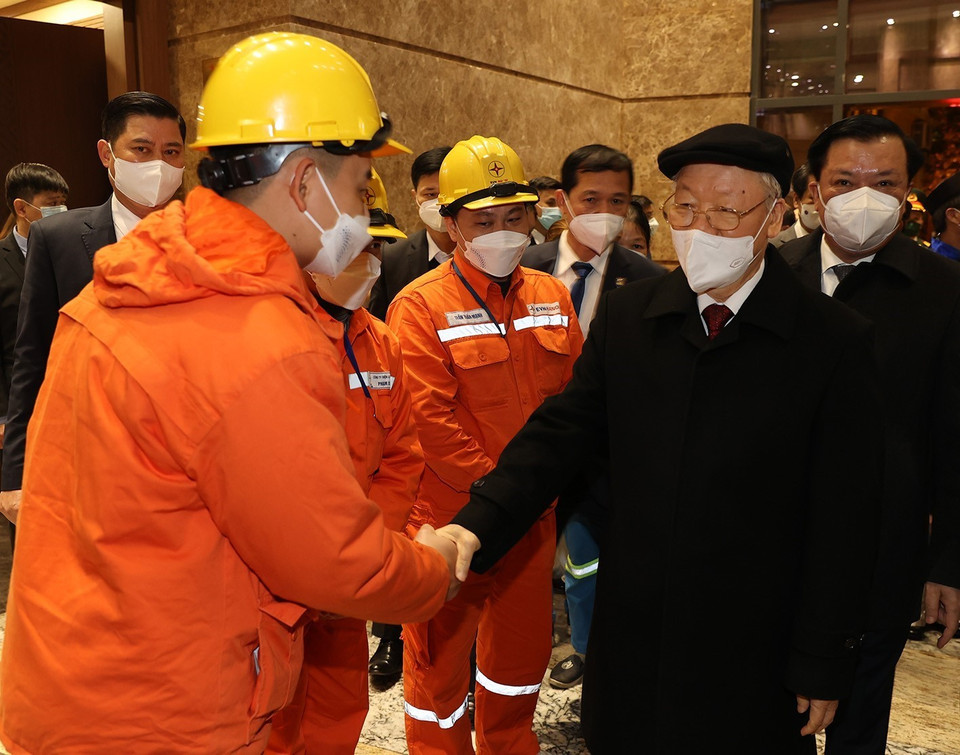 Tổng Bí thư Nguyễn Phú Trọng thăm hỏi, chúc Tết công nhân ngành điện. (Ảnh: Trí Dũng/TTXVN)