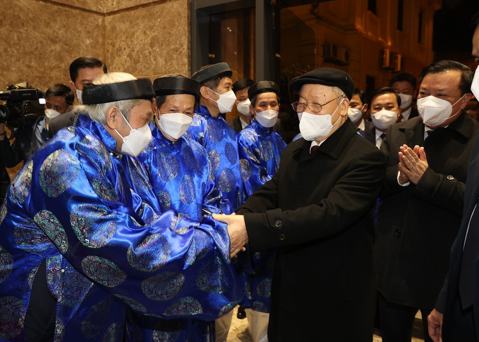 Tổng Bí thư Nguyễn Phú Trọng thăm hỏi, chúc Tết các cụ cao tuổi. (Ảnh: Trí Dũng/TTXVN)