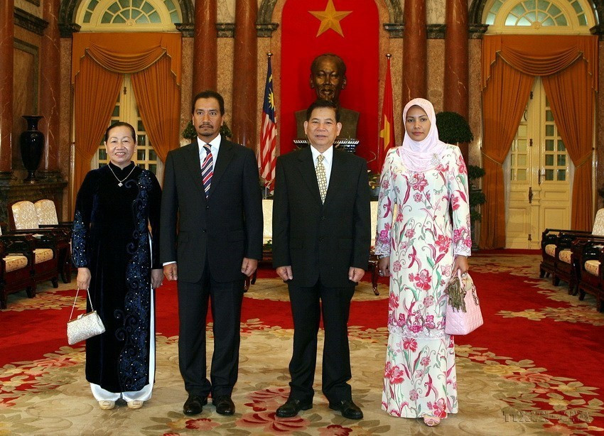 Chủ tịch nước Nguyễn Minh Triết và phu nhân đón tiếp Quốc vương Malaysia Tuanku Mizan Zainal Billah Shah và Hoàng hậu thăm chính thức Việt Nam (2009). (Ảnh: Nguyễn Khang /TTXVN)