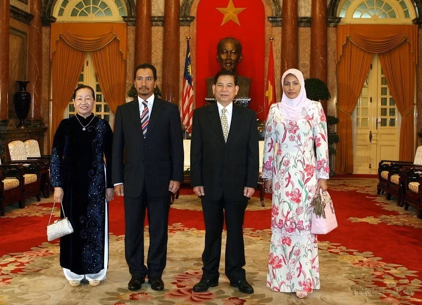 Chủ tịch nước Nguyễn Minh Triết và phu nhân đón tiếp Quốc vương Malaysia Tuanku Mizan Zainal Billah Shah và Hoàng hậu thăm chính thức Việt Nam (2009). (Ảnh: Nguyễn Khang /TTXVN)