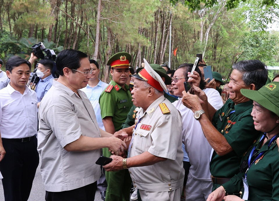 Thủ tướng Phạm Minh Chính gặp gỡ, thăm hỏi các cựu thanh niên xung phong tại Ngã ba Đồng Lộc. (Ảnh: Dương Giang/TTXVN)