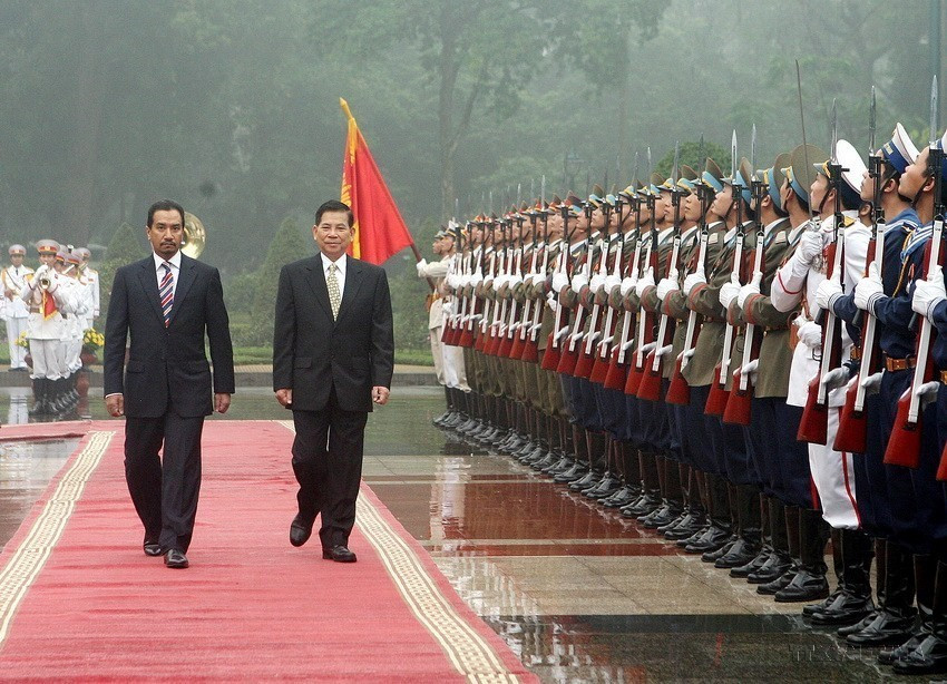 Chủ tịch nước Nguyễn Minh Triết và Quốc vương Malaysia Tuanku Mizan Zainal Billah Shah duyệt đội danh dự quân đội nhân dân Việt Nam trong chuyến thăm chính thức Việt Nam từ ngày 12-15/3/2009. (Ảnh: Nguyễn Khang /TTXVN)