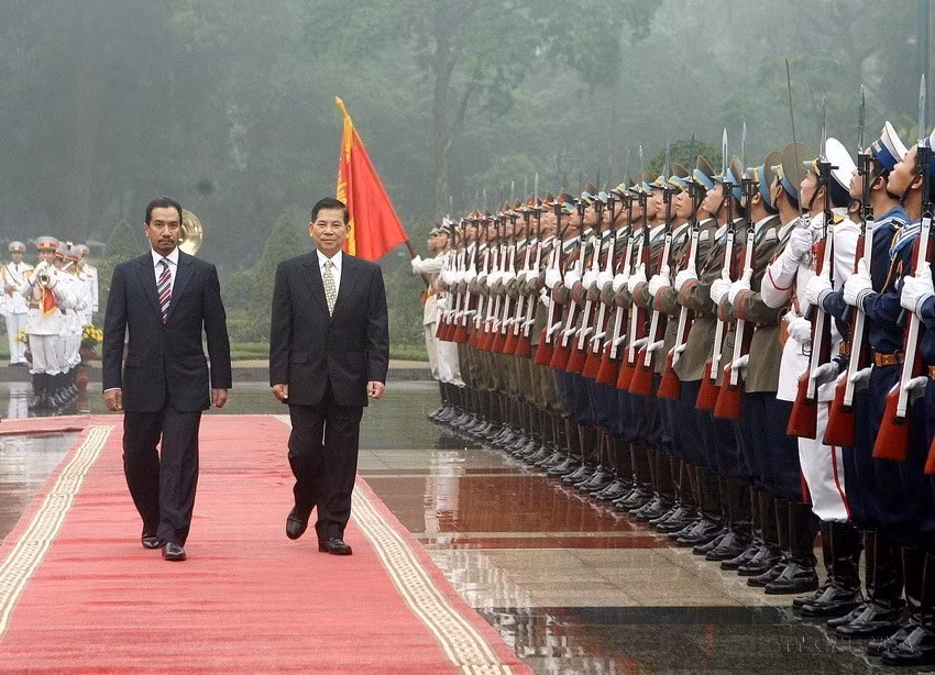 Chủ tịch nước Nguyễn Minh Triết và Quốc vương Malaysia Tuanku Mizan Zainal Billah Shah duyệt đội danh dự quân đội nhân dân Việt Nam trong chuyến thăm chính thức Việt Nam từ ngày 12-15/3/2009. (Ảnh: Nguyễn Khang /TTXVN)