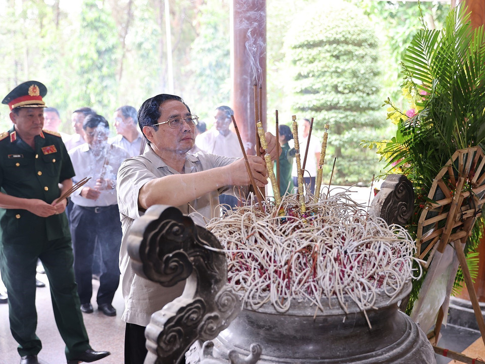 Thủ tướng Phạm Minh Chính dâng hương, hoa tại Nhà bia tưởng niệm liệt sỹ thanh niên xung phong toàn quốc. (Ảnh: Dương Giang/TTXVN)
