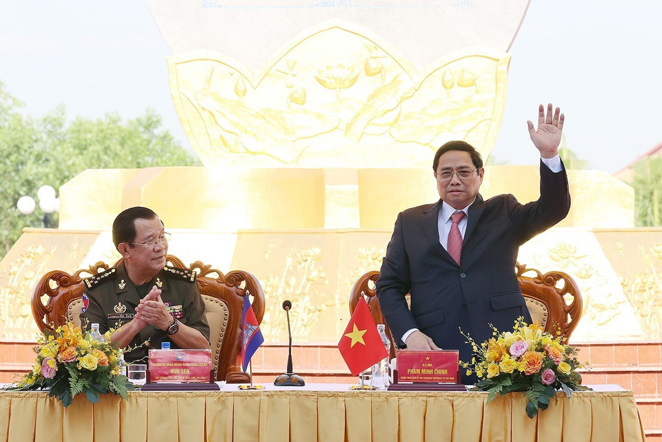 Hình ảnh Thủ tướng Phạm Minh Chính và Thủ tướng Campuchia Hun Sen dự buổi nói chuyện với nhân dân Việt Nam. (Ảnh: Dương Giang/TTXVN)