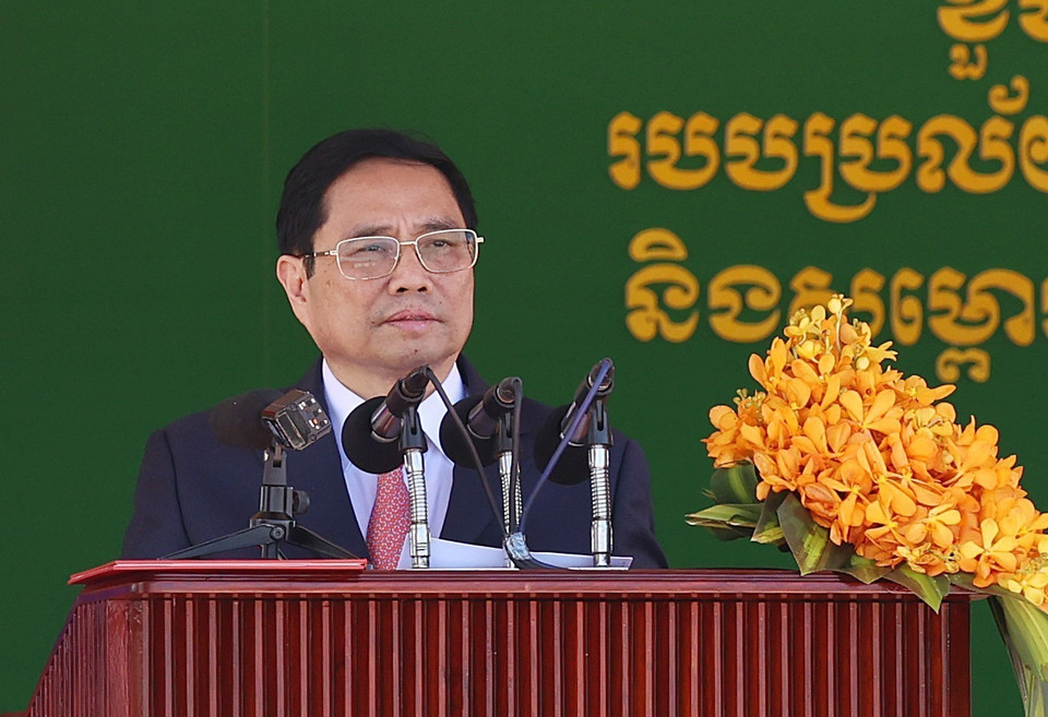 Thủ tướng Phạm Minh Chính phát biểu tại lễ kỷ niệm 45 năm Con đường tiến tới đánh đổ chế độ diệt chủng Pol Pot của Thủ tướng Campuchia Hun Sen. (Ảnh: Dương Giang/TTXVN)