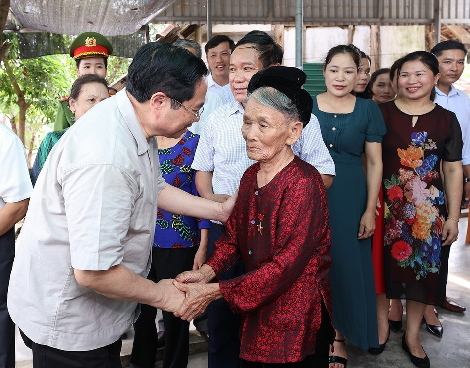 Thủ tướng Phạm Minh Chính thăm Mẹ Việt Nam anh hùng Nguyễn Thị Ả, 97 tuổi, có 2 con là liệt sỹ. (Ảnh: Dương Giang/TTXVN)