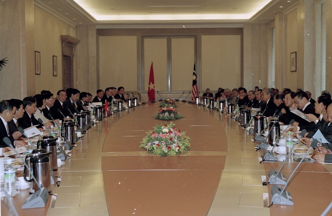 Thủ tướng Phan Văn Khải hội đàm với Thủ tướng Malaysia A. Badauy, ngày 21/4/2004. (Ảnh: Thế Thuần/TTXVN)