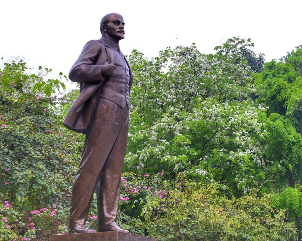 Hoa sưa bung nở rực rỡ quanh khu vực Tượng đài V.I Lenin giữa trung tâm Thủ đô. (Ảnh: Tuấn Đức/TTXVN)