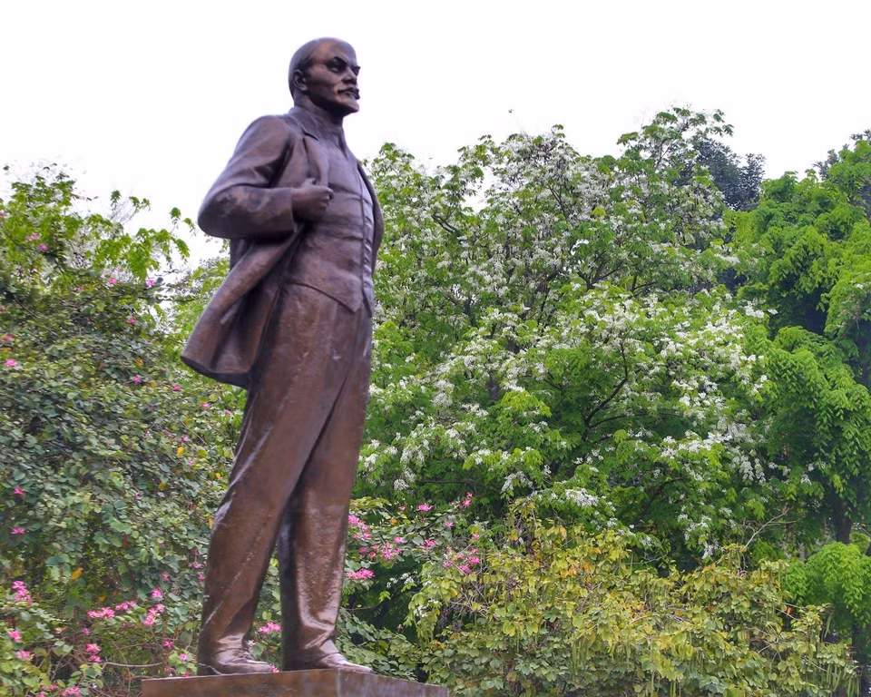 Hoa sưa bung nở rực rỡ quanh khu vực Tượng đài V.I Lenin giữa trung tâm Thủ đô. (Ảnh: Tuấn Đức/TTXVN)