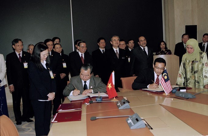 Ký kết hợp tác giữa Bộ Giáo dục Việt Nam và Bộ Giáo dục Malaysia trước sự chứng kiến của Thủ tướng Phan Văn Khải và Thủ tướng Malaysia Abdullah Ahmad Badawi, ngày 21/4/2004, tại Kuala Lumpur. (Ảnh: Thế Thuần/TTXVN)