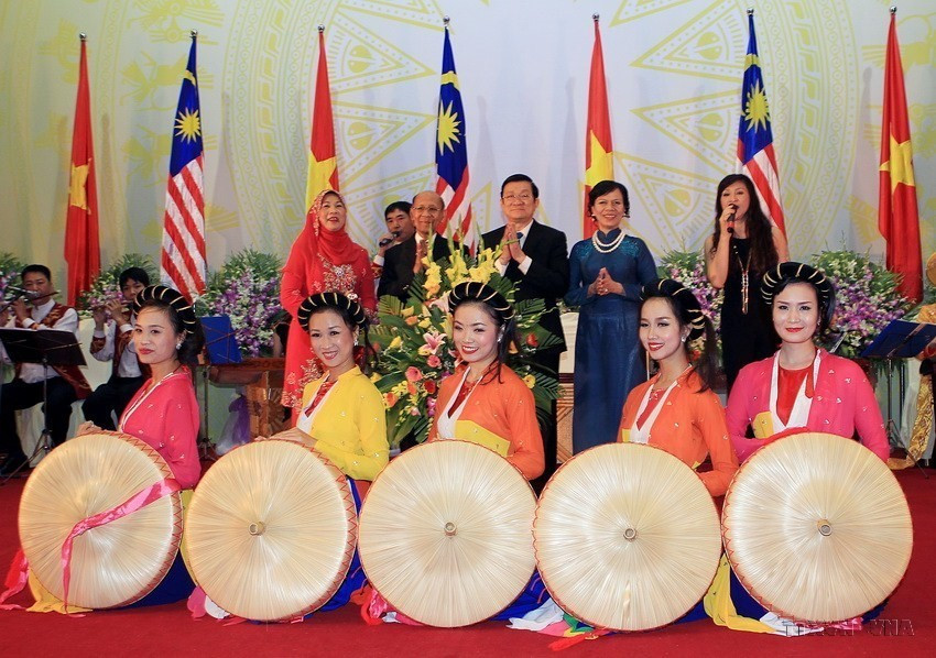 Chủ tịch nước Trương Tấn Sang và phu nhân cùng Quốc vương Malaysia Abdul Halim Mu’adzam Shah và hoàng hậu với các nghệ sỹ đoàn ca múa nhạc nhẹ Việt Nam (2013). (Ảnh: Nguyễn Khang/TTXVN)