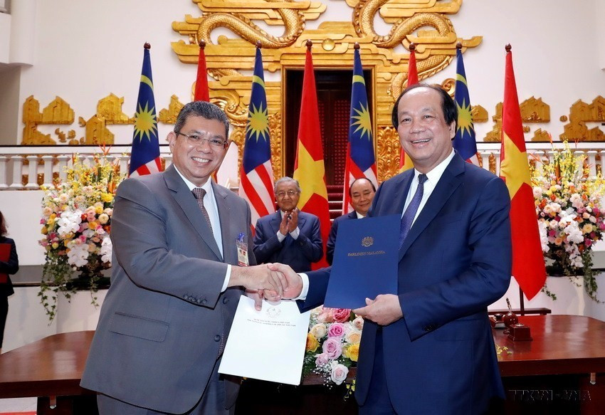 Thủ tướng Nguyễn Xuân Phúc và Thủ tướng Malaysia Mahathir Mohamad chứng kiến Lễ ký trao đổi thư của Chủ tịch Hạ viện Malaysia và Chủ tịch Quốc hội nước CHXHCN Việt Nam về thành lập Nhóm Nghị sỹ Hữu nghị Malaysia-Việt Nam (27/8/2019). (Ảnh: Thống Nhất/TTXVN)
