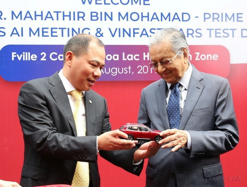 Thủ tướng Malaysia Mahathir Mohamad nhận quà lưu niệm mô hình mẫu xe của Vinfast trong chuyến thăm Tập đoàn Vingroup, Khu công nghệ cao Hoà Lạc, huyện Thạch Thất, Hà Nội (28/8/2019). (Ảnh: Dương Giang/TTXVN)