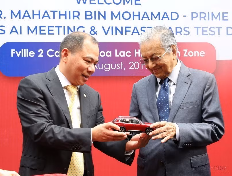 Thủ tướng Malaysia Mahathir Mohamad nhận quà lưu niệm mô hình mẫu xe của Vinfast trong chuyến thăm Tập đoàn Vingroup, Khu công nghệ cao Hoà Lạc, huyện Thạch Thất, Hà Nội (28/8/2019). (Ảnh: Dương Giang/TTXVN)