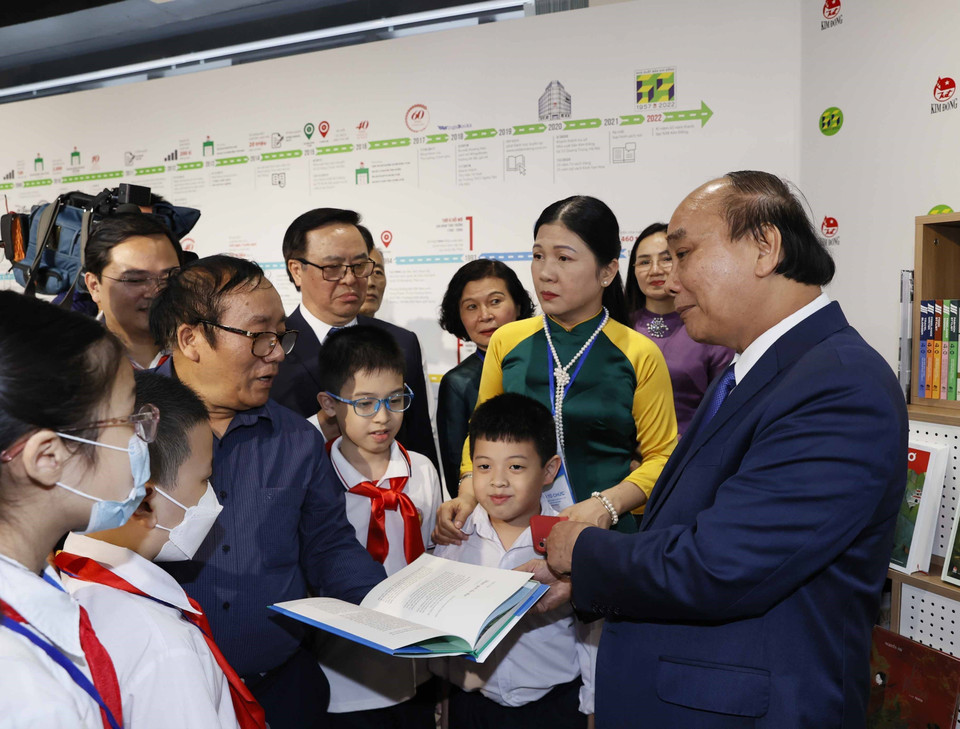 Chủ tịch nước Nguyễn Xuân Phúc dự lễ kỷ niệm 65 năm Nhà xuất bản Kim Đồng. (Ảnh: Thống Nhất/TTXVN)