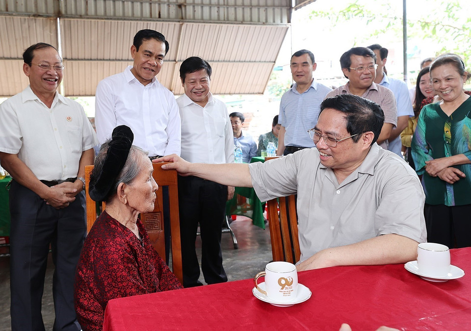 Thủ tướng Phạm Minh Chính thăm Mẹ Việt Nam anh hùng Nguyễn Thị Ả, 97 tuổi, có 2 con là liệt sỹ. (Ảnh: Dương Giang/TTXVN)