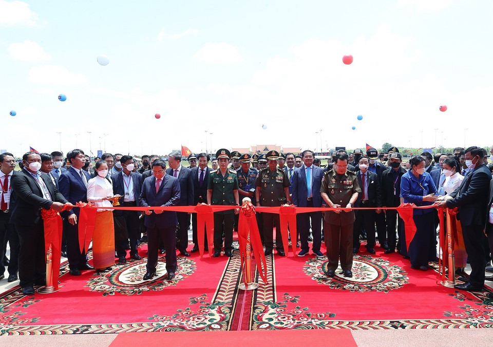 Thủ tướng Phạm Minh Chính và Thủ tướng Campuchia Samdech Techo Hun Sen cắt băng khánh thành Nhà hữu nghị. (Ảnh: Dương Giang/TTXVN)
