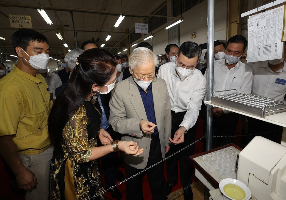 Tổng Bí thư Nguyễn Phú Trọng xem sản phẩm thấu kính quang học cao cấp của Công ty TNHH nghiên cứu kỹ thuật R Việt Nam xuất khẩu sang Nhật Bản, Malaysia, Đức... (Ảnh: Trí Dũng/TTXVN)