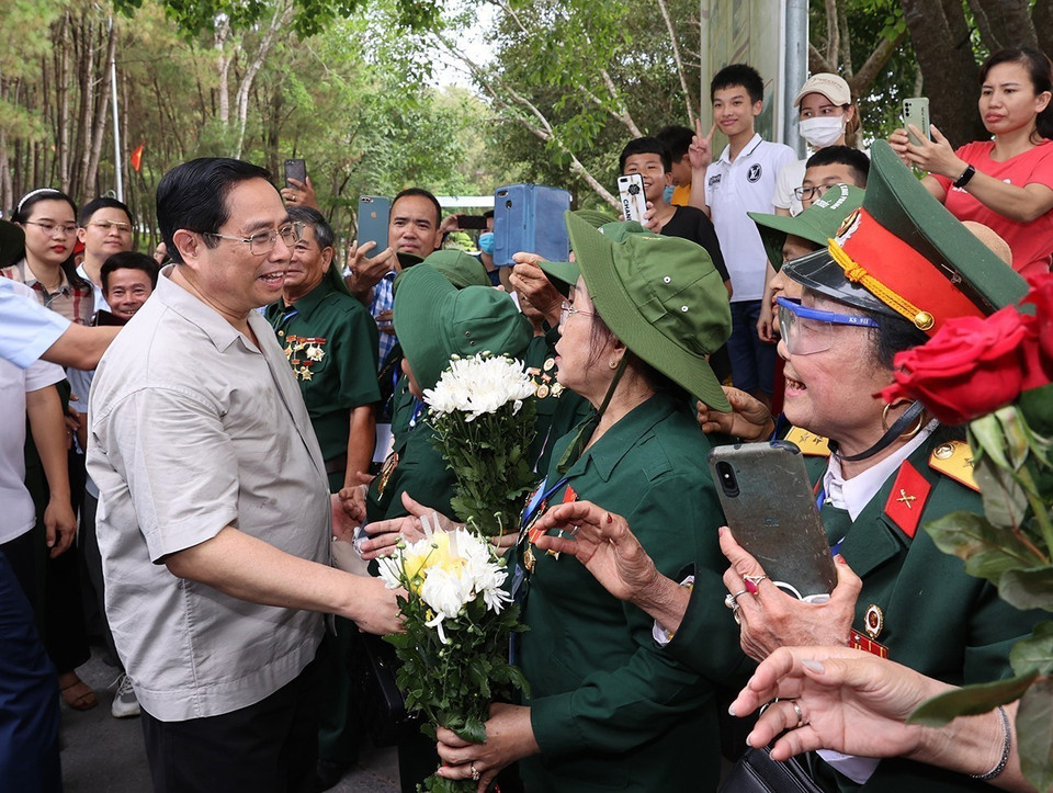 Hình ảnh Thủ tướng Phạm Minh Chính gặp gỡ, thăm hỏi các cựu thanh niên xung phong tại Ngã ba Đồng Lộc. (Ảnh: Dương Giang/TTXVN)