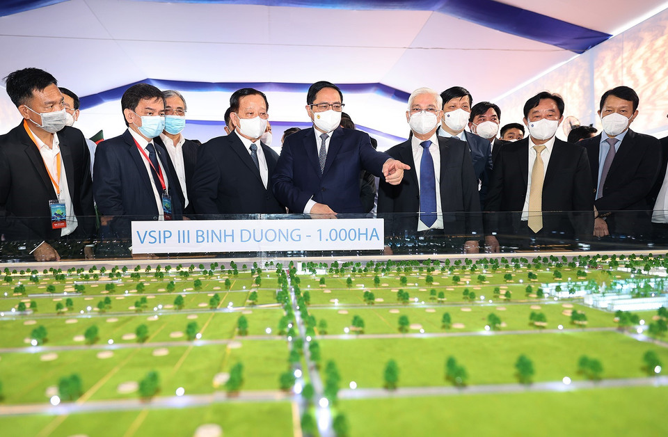Thủ tướng Phạm Minh Chính và các đại biểu tham quan mô hình xây dựng Khu công nghiệp Việt Nam-Singapore (VSIP III). (Ảnh: Dương Giang/TTXVN)
