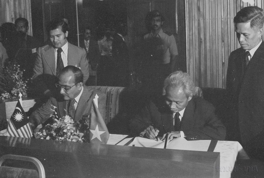 Thủ tướng Malaysia Hussein bin Dato' Onn và Thủ tướng Phạm Văn Đồng ký Tuyên bố chung Việt Nam - Malaysia, ngày 15/10/1978. (Ảnh: Xuân Lâm/TTXVN)