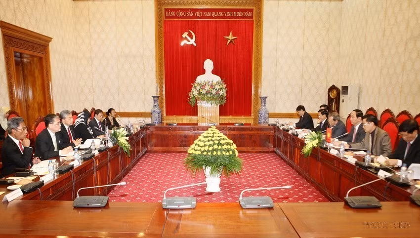 Đại tướng Trần Đại Quang, Bộ trưởng Bộ Công an hội đàm với Phó Chủ tịch UMNO kiêm Bộ trưởng Bộ Nội vụ Malaysia Dato’ Seri Dr. Ahmad Zahid Hamidi (14/5/2014). (Ảnh: Doãn Tấn/TTXVN)