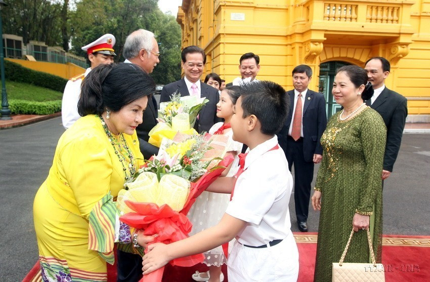 Thiếu nhi Việt Nam tặng hoa chào đón Thủ tướng Malaysia Najib Tun Razak và Phu nhân thăm chính thức Việt Nam, ngày 4/4/2014. (Ảnh: Đức Tám/TTXVN)